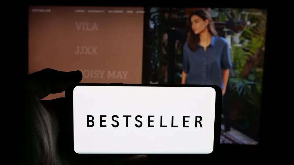 A mobile phone with the Bestseller logo on it