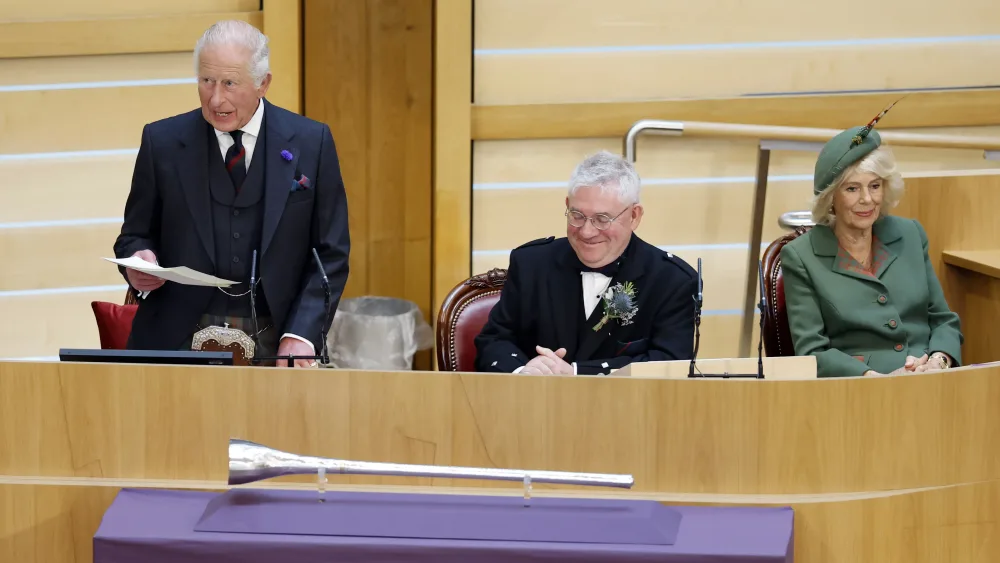 The King delivers a speech next to Presiding Officer Kenneth Gibson MSP and the Queen in the Scottish Parliament