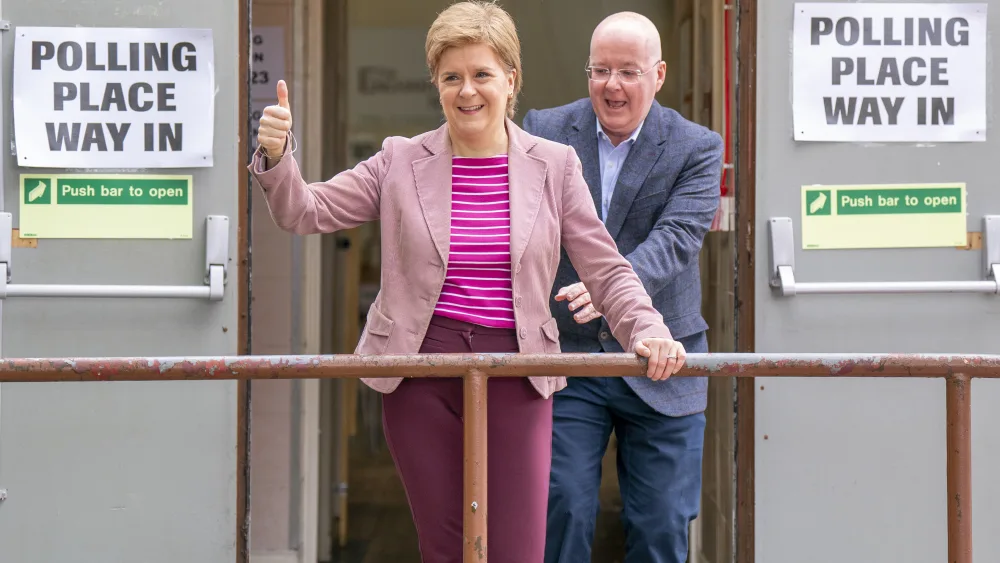 Nicola Sturgeon and Peter Murrell outside a polling place