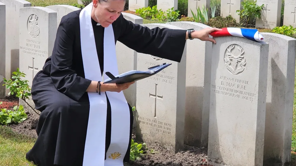 Padre Tiann Morgner blesses Donnie MacRae’s grave