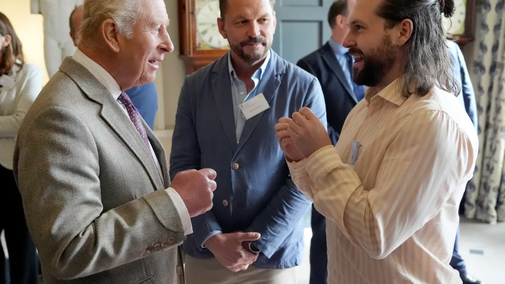 The King chatting to Sam Bentley while Jimmy Doherty looks on