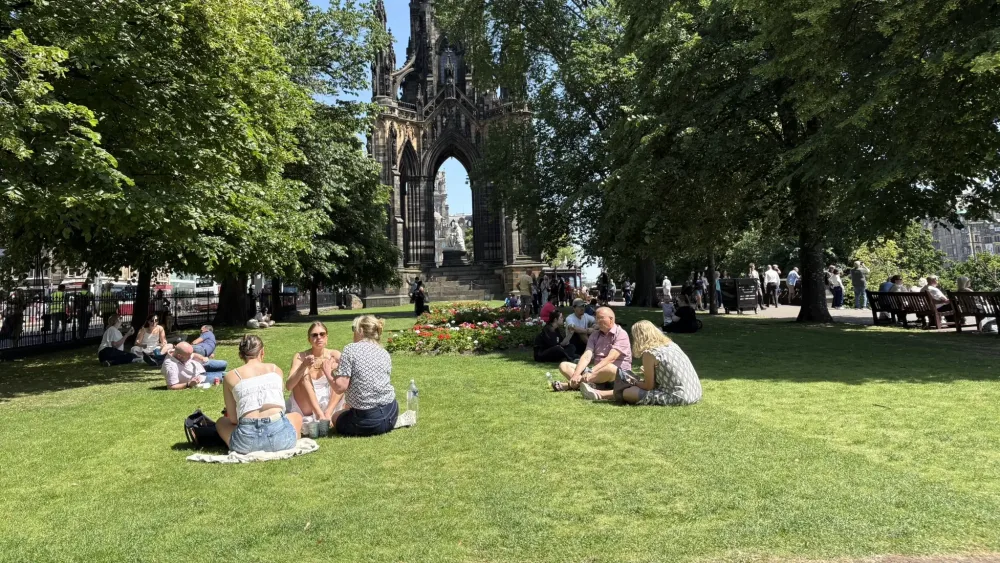 People enjoy the hot weather in Edinburgh